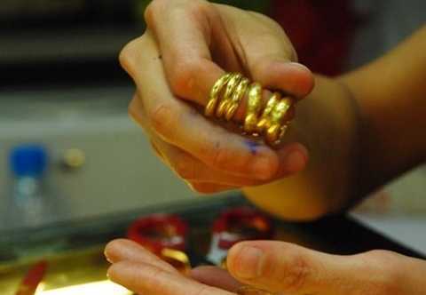 Dân bớt mua vàng, Thống đốc Bình ghi điểm