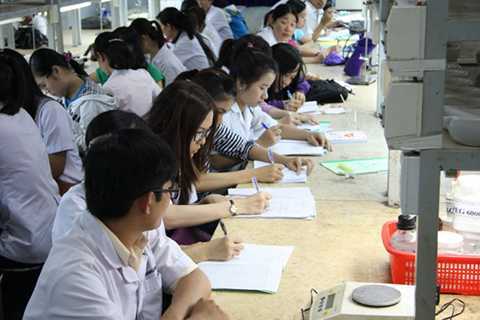 Ngưng tuyển trung cấp y, nhiều trường, nhiều người đang hoang mang