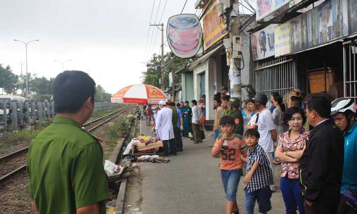 Đang uống cà phê, một người đàn ông bỗng lao vào tàu hỏa