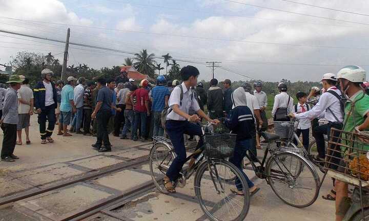 Chết thảm vì bị tàu hỏa kéo lê 15m
