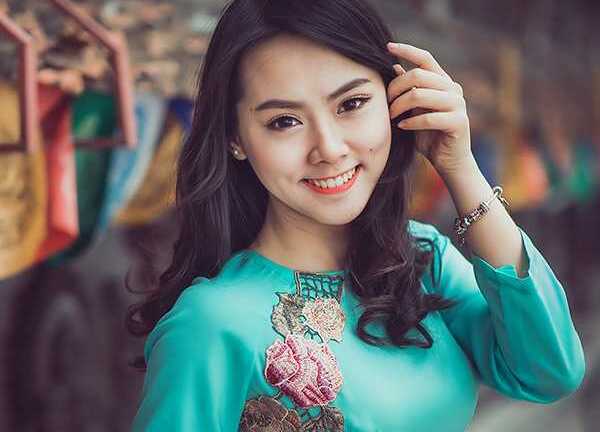 Cô gái 9X xinh đẹp rạng ngời trong tà áo dài xanh