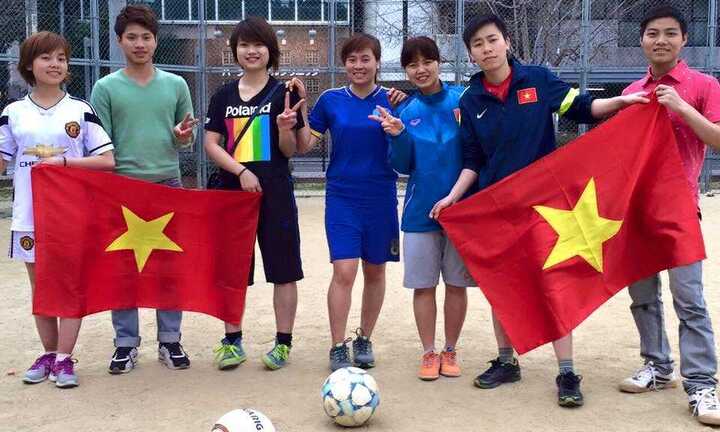 Hot girl 9x tiếp sức cho tuyển bóng đá nữ Việt Nam