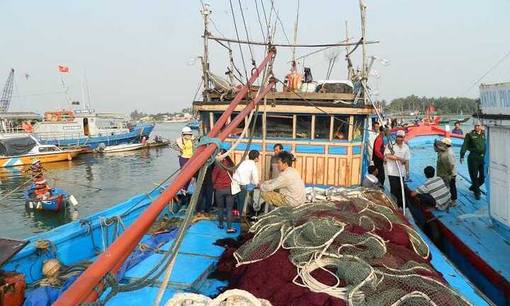 Ngư dân kinh hãi kể chuyến biển bão táp bị tàu Trung Quốc tấn công
