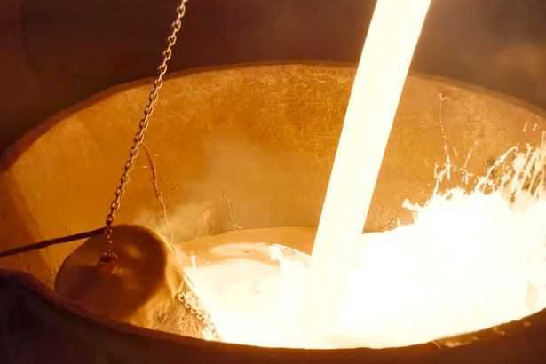 Video: Cục tuyết nguyên vẹn trong lò luyện thép 2.000 độ C