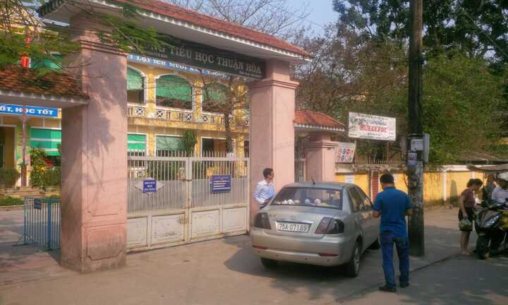 Nghi án học sinh lớp 3 bị kẻ bịt mặt 'bắt cóc' trước cổng trường