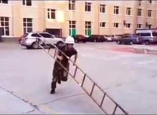 Clip: Lính Trung Quốc leo lên tòa nhà 3 tầng trong 10 giây