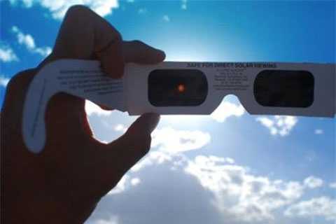 Muốn xem nhật thực ngày 9/3 bạn nên sắm những vật dụng này