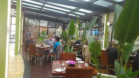 Tiệc trưa bạc triệu, khách vẫn đến kín nhà hàng 5 sao