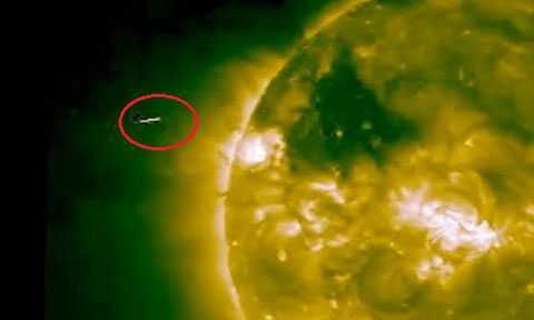 UFO bay lơ lửng quanh Mặt Trời