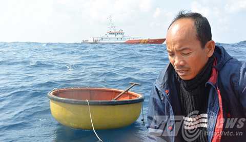 Xuyên đêm phát tin tìm tàu cá bị đâm chìm, 5 ngư dân vẫn mất tích trên biển