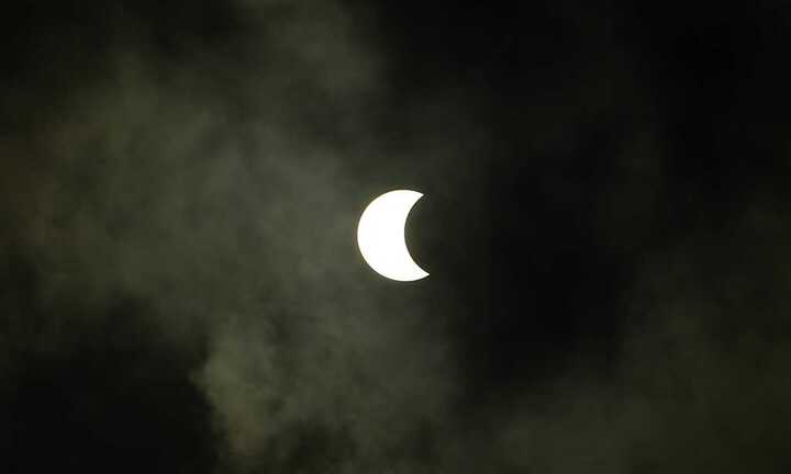 Mây mù bao phủ, dân thủ đô lỡ dịp xem Nhật thực