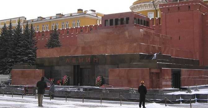 Ra hầu tòa vì phóng flycam trên nóc lăng Lenin