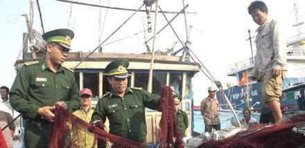 Tấn công tàu cá Việt Nam: Tàu Trung Quốc 'tung' chiêu trò mới