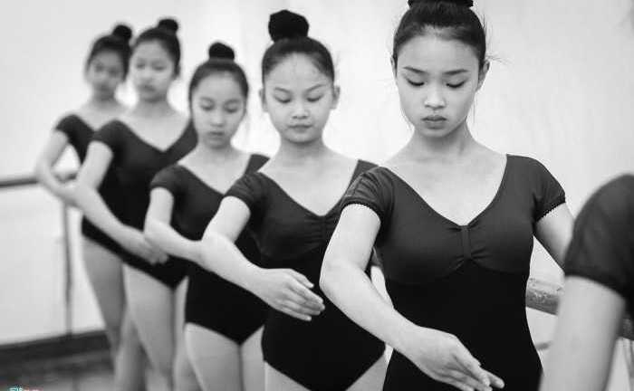 Ngắm nữ sinh xinh xắn trường Múa khổ luyện