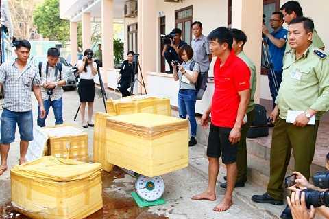 Rùng mình gần 1 tấn thịt thối theo xe tải chuẩn bị lên bàn nhậu