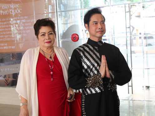 Ngọc Sơn bất ngờ làm giám khảo gameshow, đặt may riêng 12 bộ áo dài