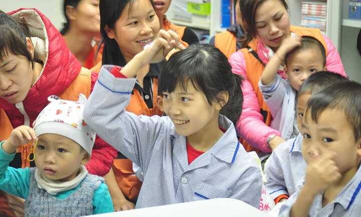 Hơn 7.000 học sinh nghèo được trao học bổng