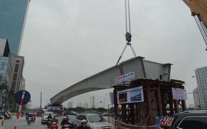 Lộ nguyên nhân dầm thép khổng lồ đổ sập giữa đêm ở Hà Nội