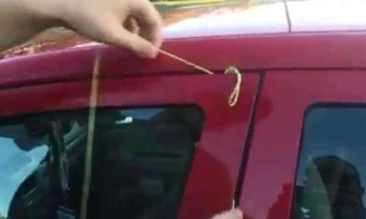 Mẹo mở cửa xe bằng dây giày chưa đến 30 giây