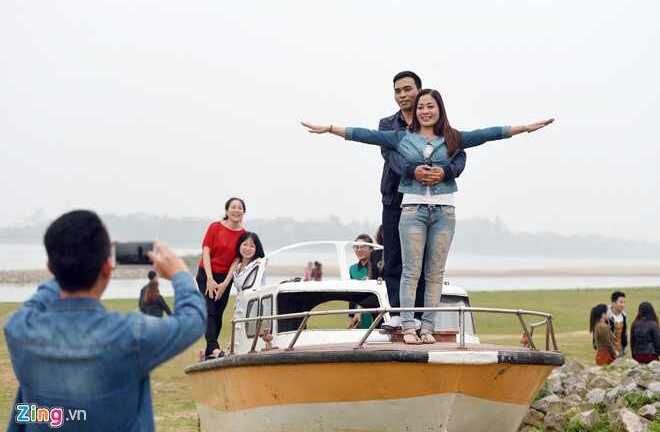 'Công viên đồng nát' bãi đá sông Hồng hút giới trẻ Hà Thành