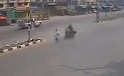 Clip: Lao sang đường như ‘tên bắn’ bị xe tông thảm khốc