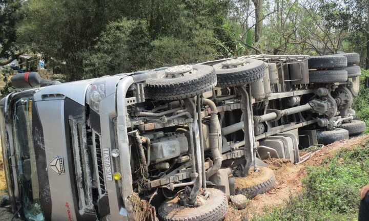 20 tấn dưa hấu lộn nhào cùng xe tải dưới ruộng sắn