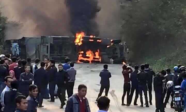 Va chạm xe khách, xe bồn bốc cháy ngùn ngụt: 3 người đã chết, nhiều người chưa được giải cứu