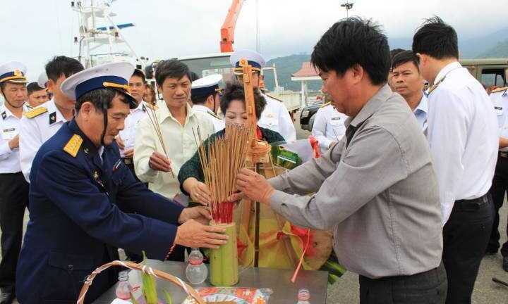 Tưởng niệm 64 liệt sỹ hy sinh tại Gạc Ma: Nước mắt đã không ngừng rơi