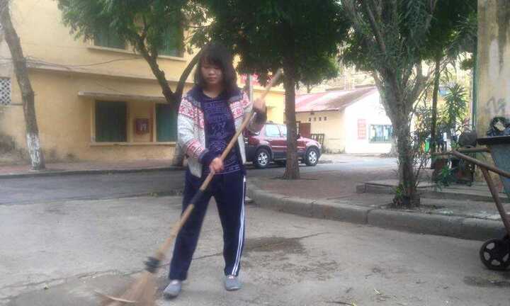 Ứa nước mắt nữ sinh đại học quét rác kiếm tiền ăn học, mua thuốc cứu mẹ