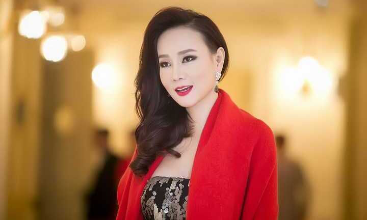 Dương Yến Ngọc diện váy cúp ngực khoe đường cong quyến rũ