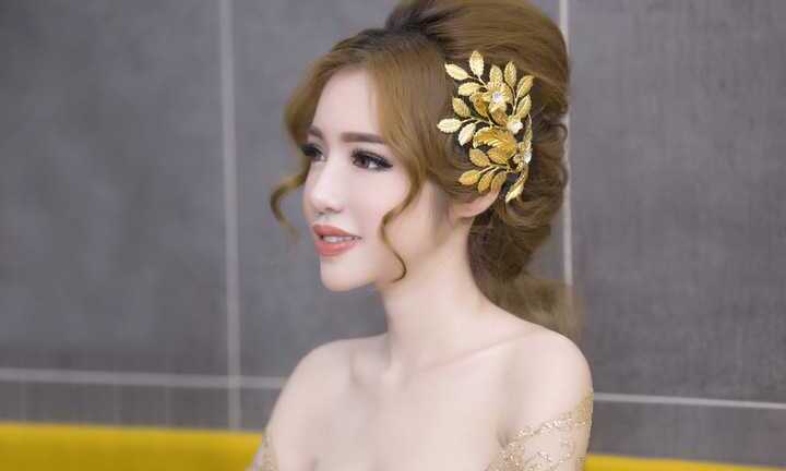 Bà mẹ hai con Elly Trần váy xuyên thấu khoe đường cong 'không thể tin nổi'