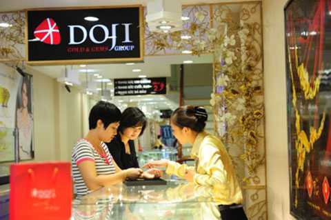 Đà ‘lao dốc’ của giá vàng thế giới vẫn ám ảnh giá vàng SJC