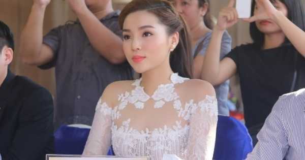 Hoa hậu Kỳ Duyên dịu dàng trong tà áo dài