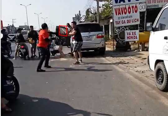 Video: Nhóm phượt thủ vây đánh hội đồng người đi ô tô sau va chạm