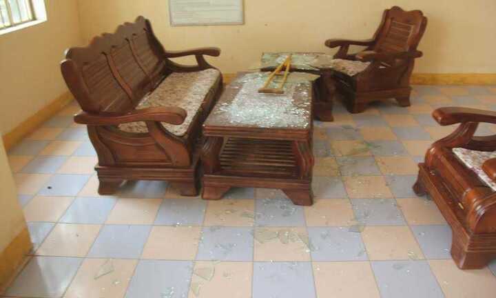 Bị hại tức giận đập vỡ bàn, cửa kính tòa án tỉnh