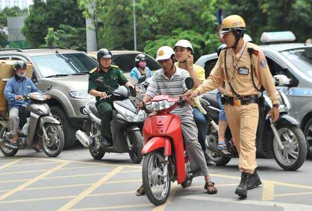 CSGT băng băng qua đường, rút chìa khóa xe người vi phạm