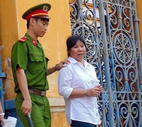 Thuê con nghiện chém em 'chồng hờ' để dằn mặt