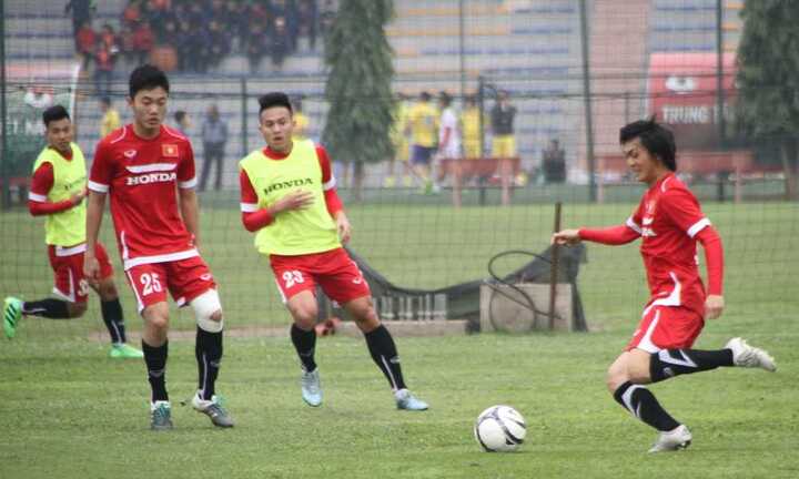 Xuân Trường băng đầu gối, Tuấn Anh vui bên cạ cứng