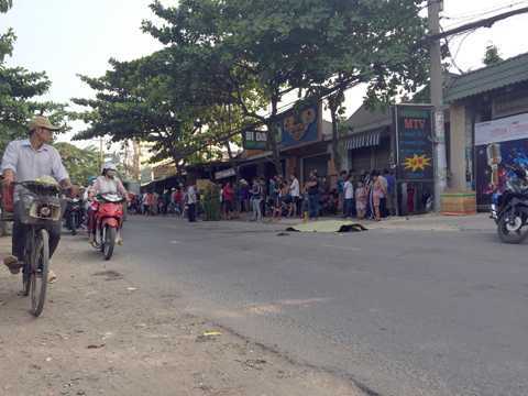 Vật nhau trên đường, 1 người bị xe tải tông chết