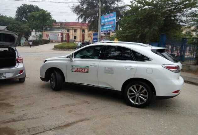 Chiêu trò gì với chiếc Lexus RX350 đeo biển taxi tại Phú Thọ?