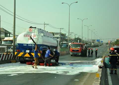 Xăng lênh láng mặt đường, dân sợ nổ, vứt xe tháo chạy
