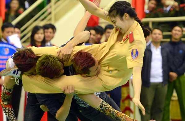 Gặp nữ sinh cảnh sát xinh đẹp 'bay người kẹp cổ 3 nam thanh niên'