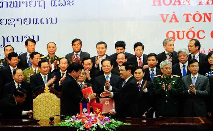 Cắm mới hàng ngàn cột mốc và cọc dấu dọc biên giới Việt - Lào