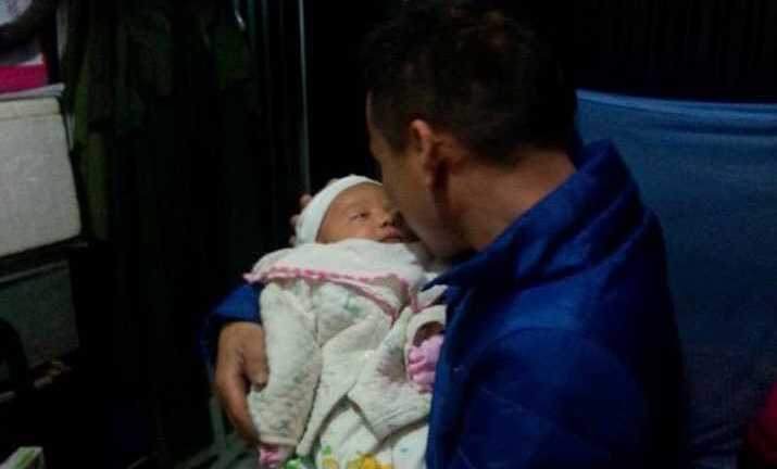 Cháu bé bị bỏ rơi ở Hà Nội: Cặp vợ chồng hiếm muộn tha thiết nhận nuôi