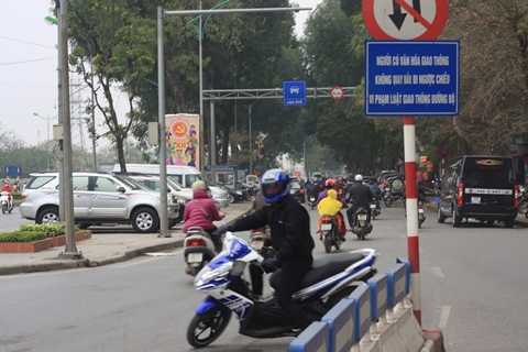 Không thể tin nổi 'pha dàn xếp vi phạm giao thông' này vẫn diễn ra ở Hà Nội