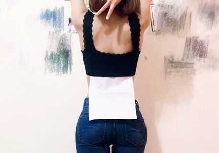 Trào lưu khoe vòng eo mỏng như giấy A4 gây sốt giới trẻ