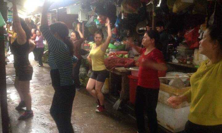 Độc đáo ở Hà Nội: Tiểu thương xếp hàng nhảy aerobic trong chợ