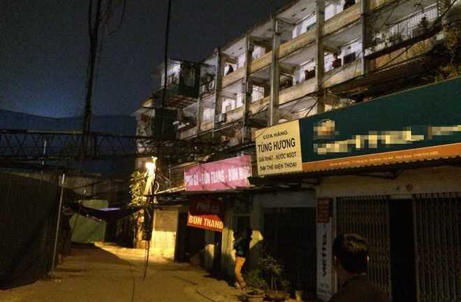 Cần cẩu sập vào nhà tập thể, cư dân bỏ chạy tán loạn