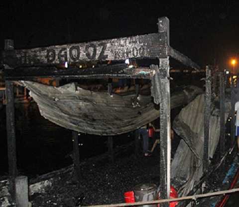 Tàu du lịch bùng cháy dữ dội, cảng Nha Trang náo loạn