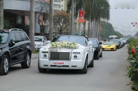 Màn rước dâu bằng dàn siêu xe gây choáng ngợp ở Hải Dương